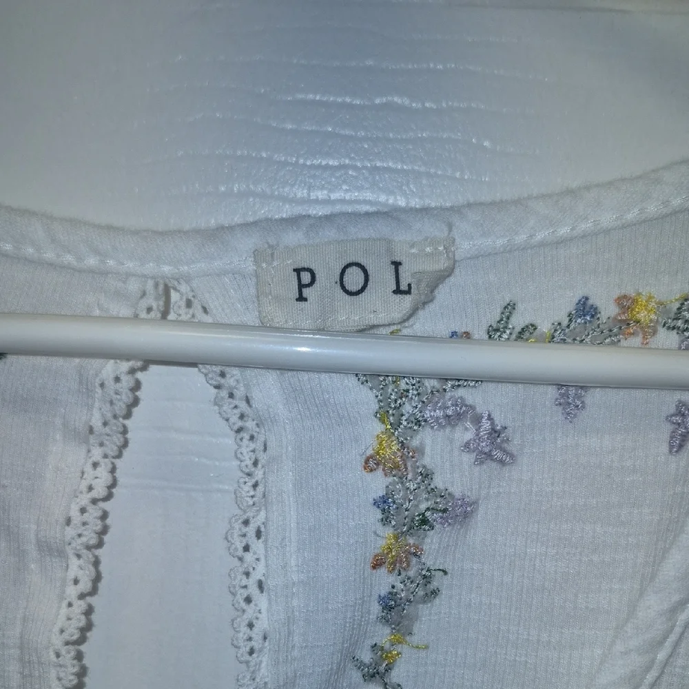 POL White Floral Embroidered Blouse - Picture 2 of 15